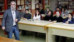 Jordi Adell Segura, de pie, explicando para los profesores en el instituto de Ponteceso.