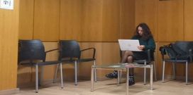 Rebeca Mouri�o, concejala de Sadamaior�a, trabajando en la sala de espera de Alcald�a.