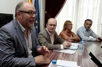 Manuel Antelo, con sus compa�eros del BNG, durante la comparecencia de ayer.
