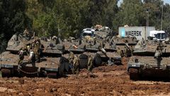 Soldados israel�es montan guardia junto a carros de combate cerca de la Franja de Gaza