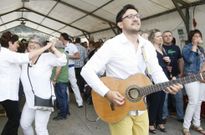 Ambiente festivo con las Fillas de Mar�a. 