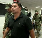 Trevi�o camina sin esposas, tras su detenci�n, entre militares.