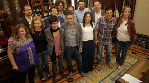 Los ediles de la Marea Atlntica y algunos de sus colaboradores en el pleno de investidura el pasado 13 de junio 