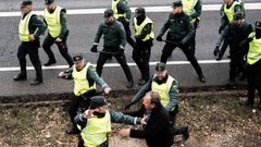 Un guardia civil sujeta a uno de los agricultores que trataron de cortar la A-42