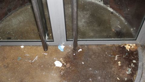 Bajo sin uso de la calle Real en el que aparece basura y hasta jeringuillas