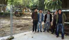 Integrantes de la candidatura, ayer frente a las obras del Cant�n.