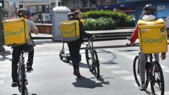 Repartidores de Glovo en la plaza de Pontevedra, en A Corua