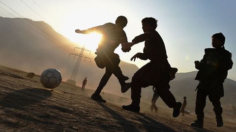 Un grupo de ni�os juega al f�tbol, en 2014