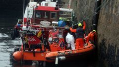 Trabajos de recuperaci�n del cuerpo hallado encadenado a una escalera en el puerto de Ribeira el pasado mes de abril
