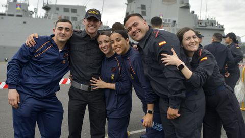 Muchos compa�eros de la Armada fueron a despedir a la fragata �lvaro de Baz�n.