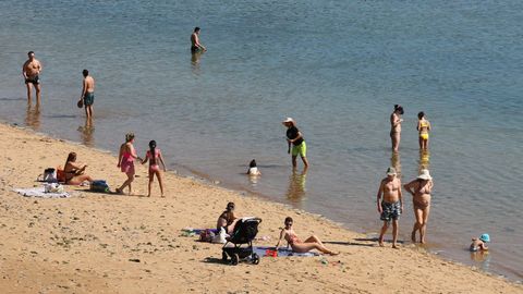 Bañistas aprovechando el día soleado en la playa de Caranza (Ferrol)