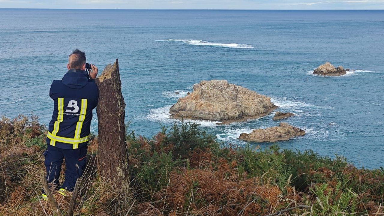 Guardias civiles, bomberos, un helicóptero y otros profesionales reanudaron este domingo la búsqueda del pescador desaparecido en Coaña