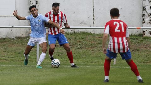 Xenxo, del Foz, pugna con un rival en un partido de la pasada temporada