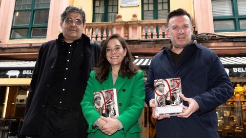 In�s Rey, en el centro, junto al presidente de la Fundaci�n Wenceslao Fern�ndez Fl�rez, Jos� Luis Castro (izquierda), y el director de Cultura del Ayuntamiento, Ux�o Novo