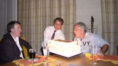 Mandelson en una imagen con Epstein soplando las velas de una tarta