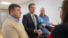 Jos Antonio Prez, presidente de la Federacin Galega de Confraras, y Daniel Formoso, presidente de la federacin coruesa, flanquean al conselleiro do Mar Alfonso Villares en Santiago, donde resumi los informes que acreditan la solicitud de zona catastrfica por la elevada mortandad del marisco en las ras