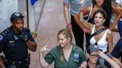 La actriz Amy Schumer (de verde) y la modelo Emily Ratajkowki (con camiseta blancan) fueron dos de las m�s de 300 mujeres detenidas en la protesta contra la designaci�n de Kavanaugh