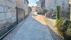 Estado de la R&uacute;a do Souto de la aldea de Sandi&aacute;s, tras las obras de pavimentaci&oacute;n