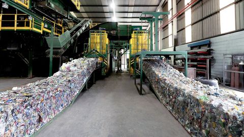 Interior de la planta de clasificaci�n de envases ligeros de Sogama en el complejo de Cerceda.
