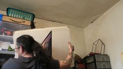 La casa de V�ctor, en el barrio lucense de As G�ndaras, presenta numerosos desperfectos debido a filtraciones