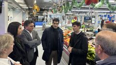 Gabriel Al�n, en el centro, acompa�ado por el alcalde, Lu�s P�rez; el presidente de la asociaci�n de empresarios, Francisco Mart�nez, y otros miembros de la corporaci�n municipal