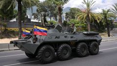 Soldados venezolanos toman parte en una caravana de tanques de guerra en Caracas