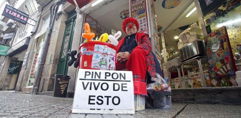 Don Pin Pon, en la calle Peregrina de Pontevedra, donde es ya un cl�sico entre ni�os, padres y uno m�s entre los que all� trabajan. 