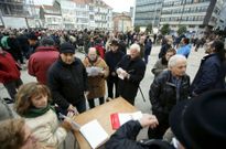 Concentraci�n vecinal celebrada en la plaza de Armas contra la tasa de saneamiento en febrero. 