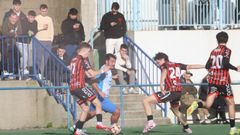 Adri�n, rodeado de rivales en el partido frente al Lal�n.