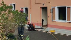 Exterior de la vivienda donde resida el hombre fallecido, con los bomberos an presentes
