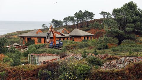 La demolici�n de 9 chal�s en Foz, junto a la playa de Arealonga, en el a�o 2023 por iniciativa de la APLU