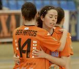 Bea Mateos y Claudia festejan un gol durante el curso pasado. 