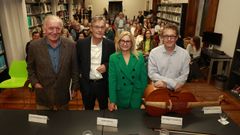 Santiago Fern�ndez, Isabel Bravo y Juancho Almarza acompa�aron a Luis Rodr�guez Cao (segundo por la izquierda) en la presentaci�n de su poemario �Tiempo y deseo�