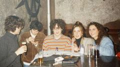EL BATER�A DE lOS ESKIZOS LUIS  JARRI  GARRIDO, EL PINTOR BRANDA Y EL DJ DEL ZYX MAX CON DOS AMIGAS EN LA BARRA DEL ZYX EN 1992