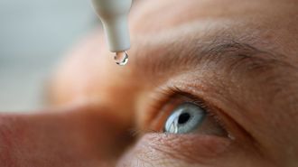 Imagen de archivo de una mujer aplic�ndose colirio en un ojo