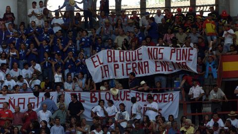Pancartas contra el gobierno local del BNG en la plaza de toros de Pontevedra en agosto del a�o 2000