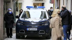 Una patrulla policial, transitando este lunes por las calles del centro de la ciudad