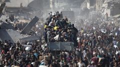 Civiles palestinos intentan hacerse con ayuda humanitaria de un camin que lleg a la ciudad de Jan Yunis, en el sur de Gaza, el domingo.