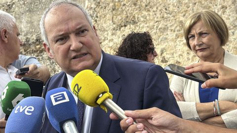 El ministro de Industria, Jordi Hereu, atiende a los medios durante su visita este viernes al tramo de la muralla medieval de Avilés recientemente recuperado y al entorno del casco histórico