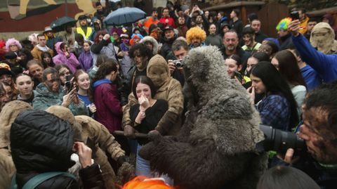 Entre los cientos de personas que acuden a Salcedo los lunes de carnaval abundan los j�venes