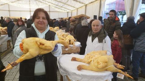 Como suele ser habitual, la criadora Paz Dom�nguez aprendi� a criar capones con su familia