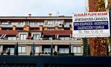La crisis se nota en el alquiler de los pisos alejados de las playas, pero no en los de primera l�nea.