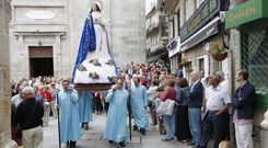 La procesi�n con la imagen de la Virgen de la Asunci�n recorri� algunas calles del Casco Vello antes de regresar a la concatedral. 