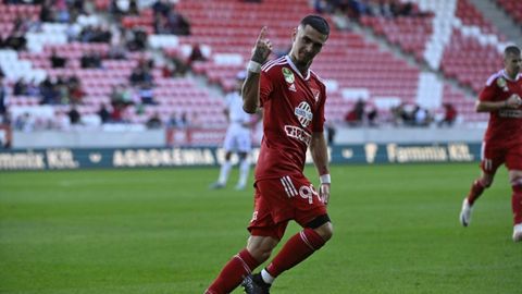 Brandon Domingues celebra un gol con Debrecen