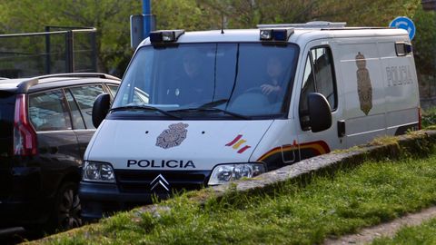 Traslado de Arousa a Vigo de tres gallegos detenidos en la operación Terrón dulce el pasado mes de marzo