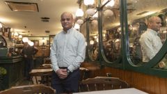 Eduardo Molina, nuevo due�o de la cafeter�a Paradiso, un establecimiento hostelero de Santiago que celebra�sus bodas de oro este a�o. En el fondo de la imagen, apoyado en la barra, Agust�n Ares, su predecesor, quien lo ha asesorado y acompa�ado en el proceso de traspaso del negocio.