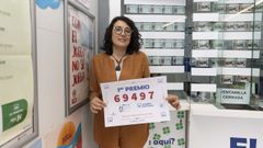 Rosa Ferreiro, de la administraci�n 2 de A Laracha, El Quince, muestra el cartel que acredita la venta de los seis billetes con el m�mero 69497.
