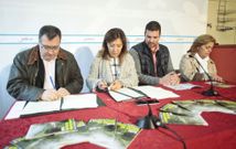 Rey Alvela y Beatriz Mato firmaron el convenio, en presencia de L�pez Campos y Ana D�az. 