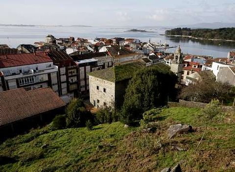 <span lang= es-es >Carril</span>. La vieja iglesia, Cortegada y el mar es lo �nico que permanece de aquellos tiempos en los que Carril ten�a Concello propio; la imagen antigua data del a�o 1935, dos d�cadas despu�s de la unificaci�n.