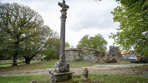 Un cruceiro de granito del siglo XIX cerca de las ruinas de la iglesia de Montecelo